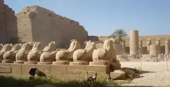 تفاصيل ضبط سائحتين عاريتين في معبدين بالأقصر