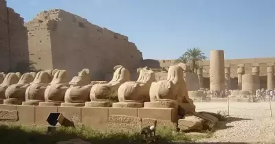 تفاصيل ضبط سائحتين عاريتين في معبدين بالأقصر