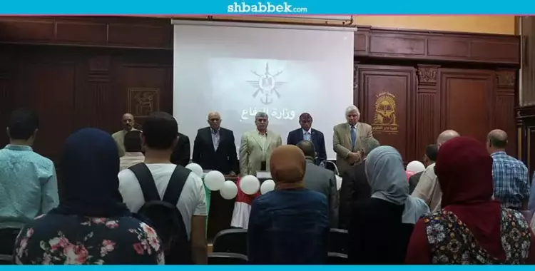  صور| «مالا تعرفه عن حرب أكتوبر» تبدأ بدقيقة حداد في «دار علوم القاهرة» 