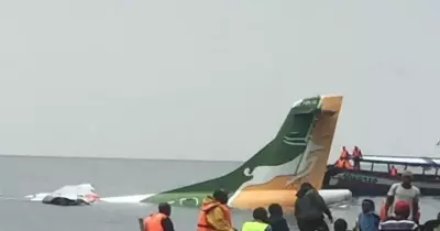 بالفيديو لحظة سقوط طائرة في بحيرة فيكتوريا بتنزانيا