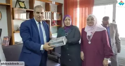 عميدة «دراسات إنسانية» تكرم رئيس جامعة الأزهر