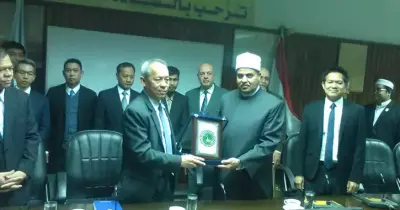 رئيس جامعة الأزهر يلتقي وفدا من تايلاند لتعزيز التعاون بين الطرفين