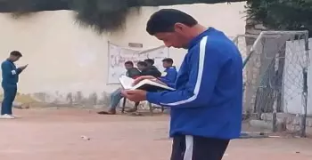 وفاة سامي سعيد لاعب مطروح.. لحظة سقوطه في أرضية الملعب (فيديو)