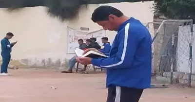 وفاة سامي سعيد لاعب مطروح.. لحظة سقوطه في أرضية الملعب (فيديو)