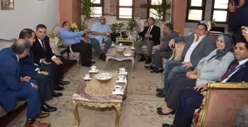 محافظ بني سويف يستقبل وفد جامعة عين شمس ضمن فعاليات القافلة الشاملة