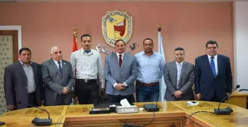 تكريم فردين أمن بجامعة سوهاج لأمانتهما في إعادة نقود مفقودة
