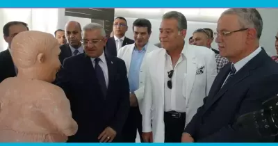 جامعة المنيا تكرم طالبة «تماثيل زمن الفن الجميل» وتحتفظ بأحد أعمالها (صور)