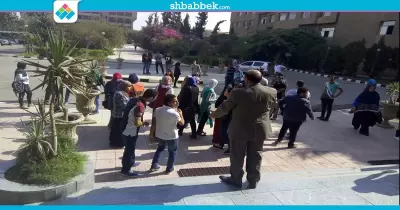 تظاهر طلاب بـ«تجارة حلوان» أمام رئاسة الجامعة.. تعرف على السبب