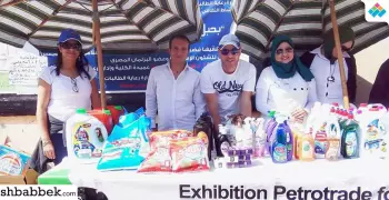 بالصور.. معرض أدوات نظافة منزلية لطالبات جامعة الأزهر