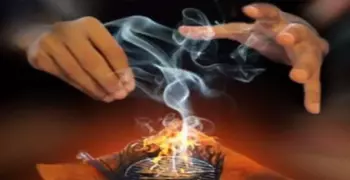 صاحب كرامات قنا دعوته مستجابة ويسير عريان ويقذف زواره بالطوب