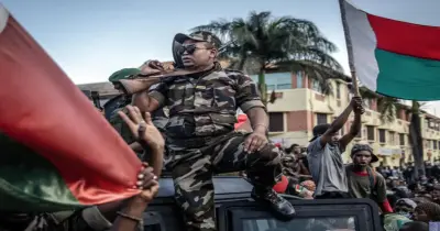 ماذا يحدث في مدغشقر بعد مغادرة رئيسها البلاد خوفًا على حياته؟