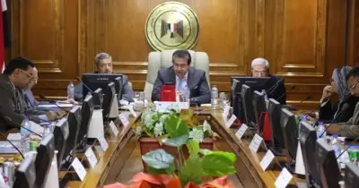 وزير التعليم العالي يجتمع بمسئولي المراكز والمعاهد البحثية
