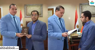 طالب يهدي رئيس جامعة سوهاج روايته «رفات على قيد الحياة» المشاركة بمعرض الكتاب