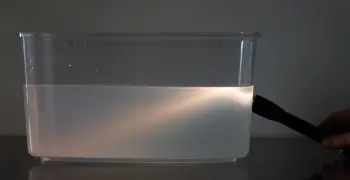 عند تحليل الضوء الأبيض يلاحظ أن انكسار الضوء البنفسجي أكبر من انكسار الضوء الأحمر.. ما السبب؟