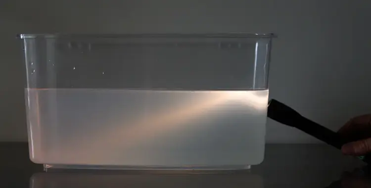  عند تحليل الضوء الأبيض يلاحظ أن انكسار الضوء البنفسجي أكبر من انكسار الضوء الأحمر.. ما السبب؟ 