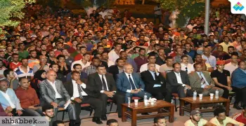 رئيس جامعة القاهرة يشارك مئات الطلاب مشاهدة مباراة مصر والكونغو (صور)