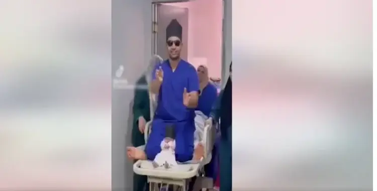  استدعاء طبيب النساء والتوليد الذي رقص على سرير مريضته 
