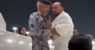 السعوديون يدافعون عن فرد أمن بالحرم اعتدى على معتمر مصري