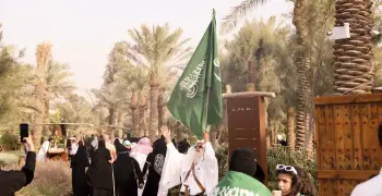 أعلام اليوم الوطني 95.. أسعار كل الأشكال والأحجام