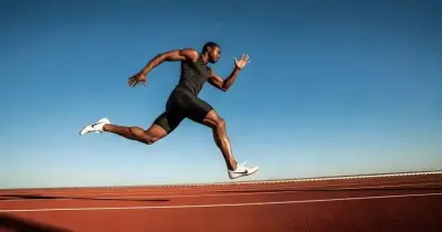 أثناء الجري الصحيح تتم مرجحة الذراعين في تتابع متوافق مع حركة الرجلين صواب خطأ؟