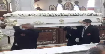 جنازة رؤوف غبور بالصور.. الجثمان يظهر في تابوت أبيض مُذهب