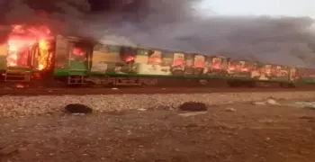 تفحم عشرات الأشخاص بسبب حريق قطار في باكستان (فيديو)