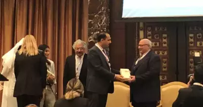 جامعة عجمان تكرم رئيس جامعة عين شمس عبدالوهاب عزت (صور)