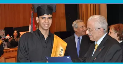 وزير التربية واتعليم يكرم خريجي مدارس المتفوقين (صور)