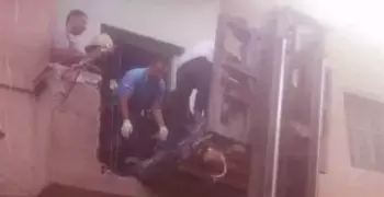 تحطيم شرفة منزل شاب بحلوان وزنه 350 كيلو لنقله للمستشفى
