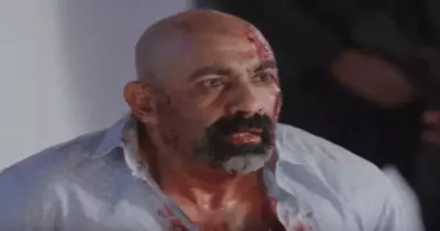 تفاصيل حادث محسن منصور بعد سقوط الديكور عليه ونقله للمستشفى بالصور