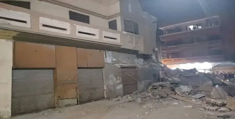  صور انهيار عقار 3 طوابق في الشرقية.. مشاهد مؤلمة وسيارات مهشمة تحت الأنقاض 