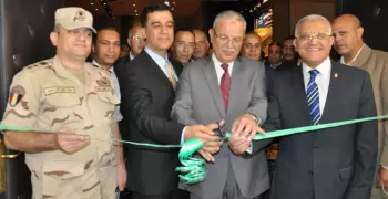 رئيس جامعة المنيا يفتتح معرضا للحرف اليدوية خلال الاحتفال بمشروع الصناعات الصغيرة