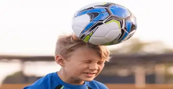 يمكن أن تكون مهارة ضرب الكرة بالرأس هجومية ودفاعية صواب أم خطأ؟