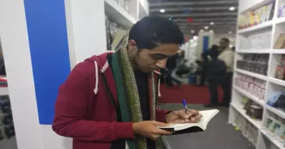 طالب بآداب حلوان يشارك في معرض الكتاب ضمن مجموعة قصص «المخوفتية»