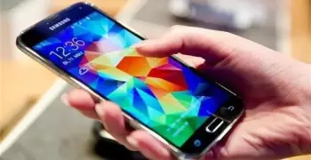 الهواتف والحواسيب.. أضرار صحية على الإبهام والرقبة
