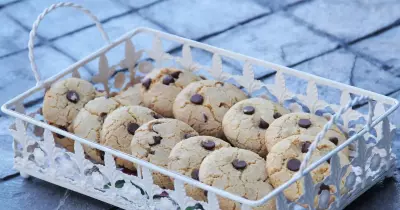 طريقة عمل كوكيز الشيكولاتة.. اعمل الحلوى المفضلة في البيت (فيديو)