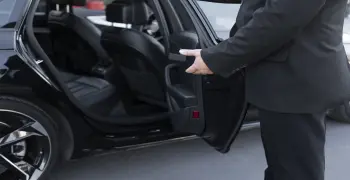 ضبط سائق سيارة أوبر استغل سائحا وطلب الأجرة بالدولار