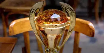 شكل كأس السوبر المصري 2025.. أبوظبي تكشف عن جوائز البطولة (صور)