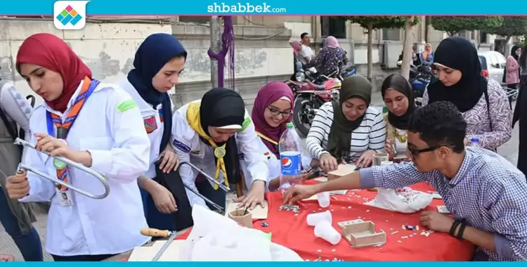  طريقة الحفر على الزجاح.. ورشة لتعليم صناعة الأشغال اليدوية بآداب القاهرة (صور) 