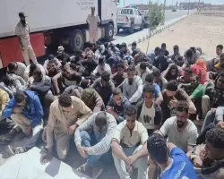 صور صادمة.. ليبيا ترحّل مصريين في شاحنات مغلقة