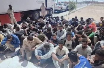صور صادمة.. ليبيا ترحّل مصريين في شاحنات مغلقة