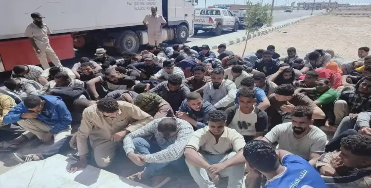  صور صادمة.. ليبيا ترحّل مصريين في شاحنات مغلقة 