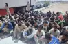 صور صادمة.. ليبيا ترحّل مصريين في شاحنات مغلقة