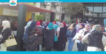 زحام طلاب بإعلام القاهرة لعمل الفيزا المجانية (صور)