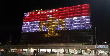 العلم المصري يغطي مبنى بلدية تل أبيب