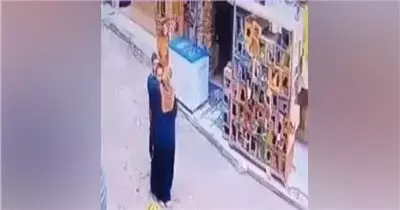 أم تقدم درس في التضحية وتنقذ ابنها من الصعق الكهربائي.. فيديو