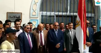 تحية العلم أمام كلية الإعلام بجامعة الأزهر في أول أيام الدراسة