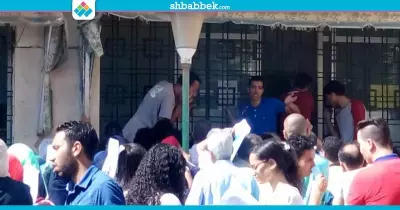 تزاحم طلاب «تجارة حلوان» لتقدي الأوراق.. وأسرة «Happiness» تساعد في التنظيم