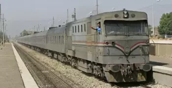 3 بائعين يوقفون قطار في بني سويف