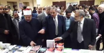 رئيس جامعة الأزهر يفتتح معرض الكتاب بكلية الدعوة.. البيع بنصف الثمن